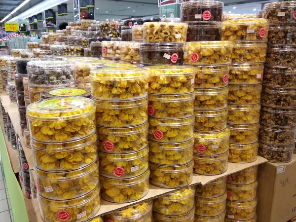 Kuala Lumpur Malasia Abril 2018 Las Galletas Venden Contenedores Apilan — Foto de Stock