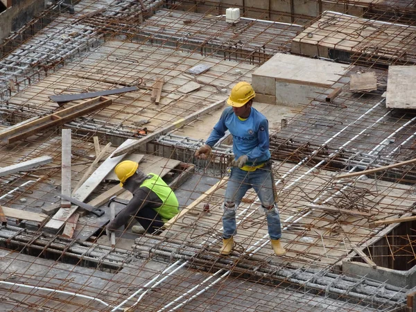 吉隆坡 马来西亚 2017年5月14日 建筑工人制造钢筋钢筋和木材模板施工现场 建立钢筋混凝土结构的基本方法 — 图库照片
