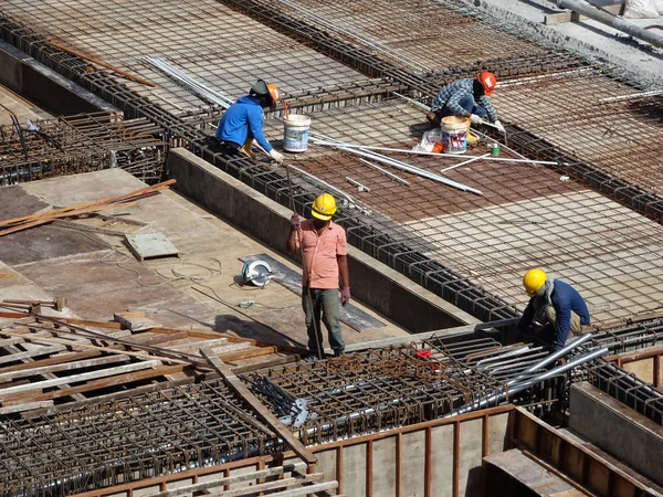 Kuala Lumpur Malasia Mayo 2017 Trabajadores Construcción Que Fabrican Barras — Foto de Stock