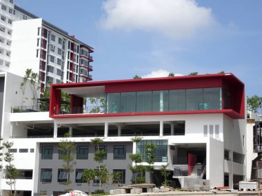 Kuala Lumpur, Malezya-20 Temmuz 2017: modern cephe tasarımı ile yüksek doğmak daire bina inşaatı altında. Daire konut popüler Malezya kentsel alanda. 