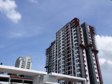 Kuala Lumpur, Malezya-20 Temmuz 2017: modern cephe tasarımı ile yüksek doğmak daire bina inşaatı altında. Daire konut popüler Malezya kentsel alanda. 