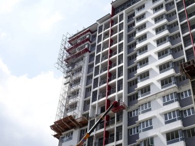Kuala Lumpur, Malezya-20 Temmuz 2017: modern cephe tasarımı ile yüksek doğmak daire bina inşaatı altında. Daire konut popüler Malezya kentsel alanda. 
