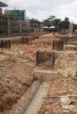 Kuala Lumpur, Malezya - 15 Eylül 2016: Bina Vakfı iş inşaat sahasında. Çalışma yüzeyinin altında inşaat devam eden işi