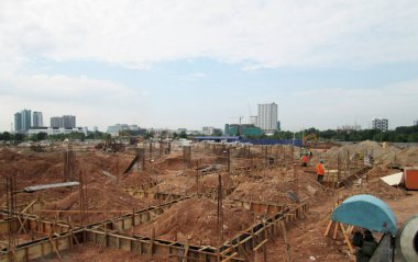 Kuala Lumpur, Malezya - 15 Eylül 2016: Bina Vakfı iş inşaat sahasında. Çalışma yüzeyinin altında inşaat devam eden işi