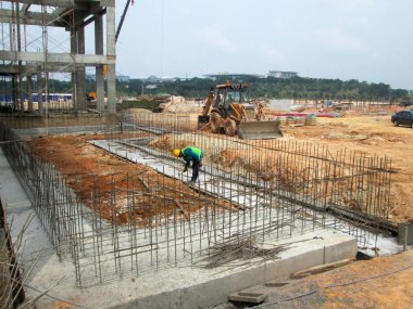 Kuala Lumpur, Malezya - 15 Eylül 2016: Bina Vakfı iş inşaat sahasında. Çalışma yüzeyinin altında inşaat devam eden işi