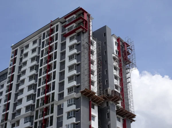 Kuala Lumpur, Malezya-20 Temmuz 2017: modern cephe tasarımı ile yüksek doğmak daire bina inşaatı altında. Daire konut popüler Malezya kentsel alanda. 