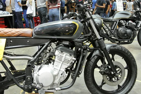 Kuala Lumpur, Malezya-25 Eylül 2016: özel motosiklet. Eski motosiklet modeli kendi tutku ve yaratıcılığın yerine getirmek için Tasarımcısı tarafından özelleştirilmiş. 