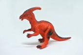 2 láb játékok dinoszaurusz vörösben befest, és elszigetelt fehér háttér a műanyagból készült. 
