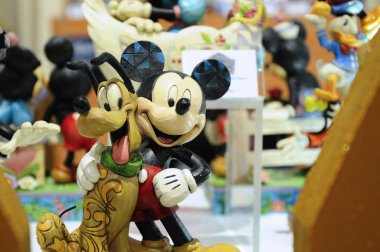 Kuala Lumpur, Malezya-8 Nisan 2018: hayali çizgi film karakteri Disney Mickey Mouse çağırdı. Mickey Mouse aksiyon figürü toplayıcı öğesi bir tabloda görüntülemek. 