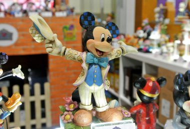 Kuala Lumpur, Malezya-8 Nisan 2018: hayali çizgi film karakteri Disney Mickey Mouse çağırdı. Mickey Mouse aksiyon figürü toplayıcı öğesi bir tabloda görüntülemek. 