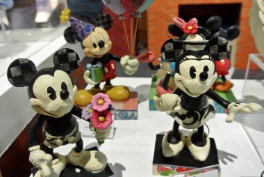 Kuala Lumpur, Malezya-8 Nisan 2018: hayali çizgi film karakteri Disney Mickey Mouse çağırdı. Mickey Mouse aksiyon figürü toplayıcı öğesi bir tabloda görüntülemek. 