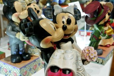 Kuala Lumpur, Malezya-8 Nisan 2018: hayali çizgi film karakteri Disney Mickey Mouse çağırdı. Mickey Mouse aksiyon figürü toplayıcı öğesi bir tabloda görüntülemek. 