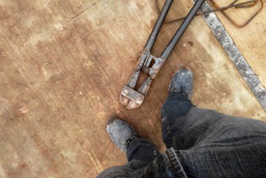 Kuala Lumpur, Malezya-June16, 2017: ağır demir testeresi eski kontrplak kalıp inşaat sahasında üstüne. 