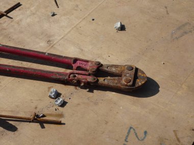 Kuala Lumpur, Malezya-June16, 2017: ağır demir testeresi eski kontrplak kalıp inşaat sahasında üstüne. 