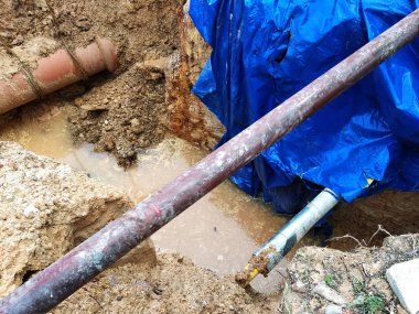 Kuala Lumpur, Malezya-02 Haziran 2017: yeraltı yardımcı programı ve Hizmetleri boru koydu işçiler inşaat sahasında siperlerde tarafından. Cork vanasını ve devam eden ortak kurulumu.   