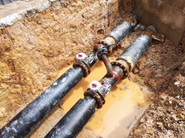 Kuala Lumpur, Malezya-02 Haziran 2017: yeraltı yardımcı programı ve Hizmetleri boru koydu işçiler inşaat sahasında siperlerde tarafından. Cork vanasını ve devam eden ortak kurulumu.   