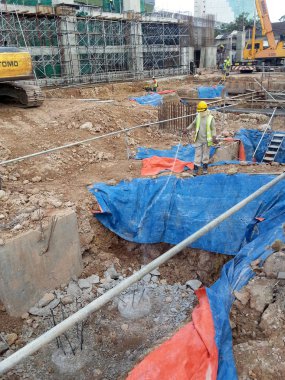 Kuala Lumpur, Malezya-29 Haziran 2017: inşaat işçileri anti püskürtme termit kimyasal arıtma inşaat sahasında toprağa. 