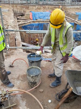 Kuala Lumpur, Malezya-29 Haziran 2017: inşaat işçileri anti püskürtme termit kimyasal arıtma inşaat sahasında toprağa. 