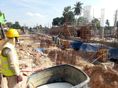 Kuala Lumpur, Malezya-29 Haziran 2017: inşaat işçileri anti püskürtme termit kimyasal arıtma inşaat sahasında toprağa. 