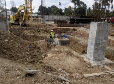 Kuala Lumpur, Malezya-29 Haziran 2017: inşaat işçileri anti püskürtme termit kimyasal arıtma inşaat sahasında toprağa. 