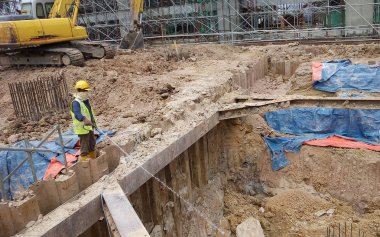 Kuala Lumpur, Malezya-29 Haziran 2017: inşaat işçileri anti püskürtme termit kimyasal arıtma inşaat sahasında toprağa. 