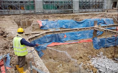 Kuala Lumpur, Malezya-29 Haziran 2017: inşaat işçileri anti püskürtme termit kimyasal arıtma inşaat sahasında toprağa. 