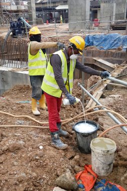 Kuala Lumpur, Malezya-29 Haziran 2017: inşaat işçileri anti püskürtme termit kimyasal arıtma inşaat sahasında toprağa. 