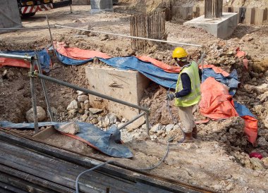 Kuala Lumpur, Malezya-29 Haziran 2017: inşaat işçileri anti püskürtme termit kimyasal arıtma inşaat sahasında toprağa. 