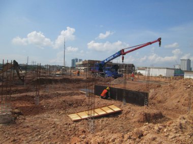 Kuala Lumpur, Malezya - 15 Eylül 2016: Bina Vakfı iş inşaat sahasında. Çalışma yüzeyinin altında inşaat devam eden işi