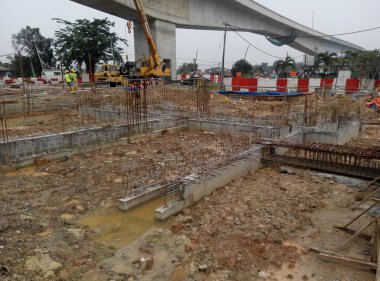 Kuala Lumpur, Malezya - 15 Eylül 2016: Bina Vakfı iş inşaat sahasında. Çalışma yüzeyinin altında inşaat devam eden işi