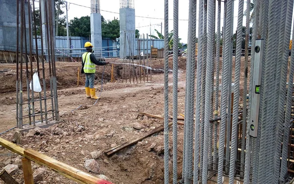 クアラルンプール マレーシア 2017 反を噴霧建設労働者建設現場で土壌にシロアリ薬剤処理 — ストック写真