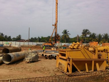 Kuala Lumpur, Malezya-01 Temmuz 2017: delik delik kazık teçhizat inşaat sahasında tarafından iş çakma. Tahrik kazık Vakfı iş oluşturmak için kullanılan makine.