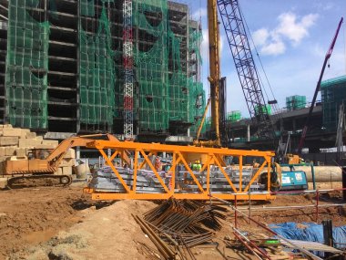 Kuala Lumpur, Malezya-01 Temmuz 2017: delik delik kazık teçhizat inşaat sahasında tarafından iş çakma. Tahrik kazık Vakfı iş oluşturmak için kullanılan makine.