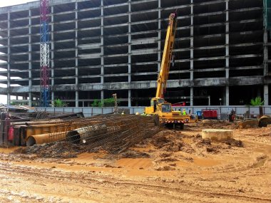 Kuala Lumpur, Malezya-01 Temmuz 2017: delik delik kazık teçhizat inşaat sahasında tarafından iş çakma. Tahrik kazık Vakfı iş oluşturmak için kullanılan makine.