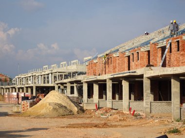 Kuala Lumpur, Malezya-26 Mayıs 2017: teras ev yapım aşamasında Malezya. Modern ve çağdaş tarzı ile bir mimar tarafından tasarlanmış. Tuğla kullanılarak inşa duvar. 