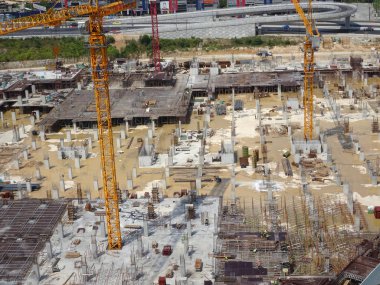 Kuala Lumpur, Malezya-25 Ağustos 2017: gün boyunca Inşaat alanı devam ediyor. Binanın yapısının inşası devam ediyor.