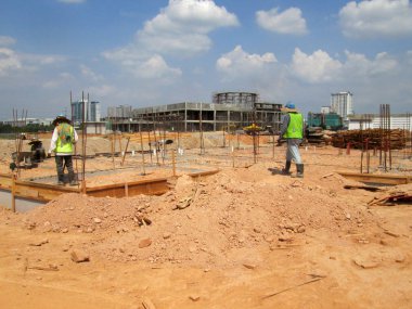 Kuala Lumpur, Malezya-25 Ağustos 2017: gün boyunca Inşaat alanı devam ediyor. Binanın yapısının inşası devam ediyor.