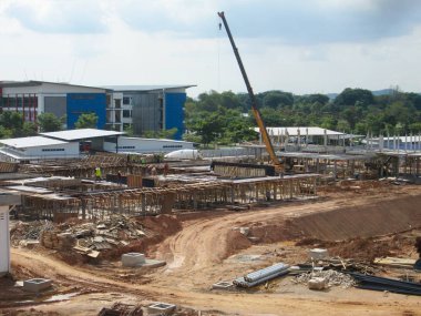 Kuala Lumpur, Malezya-25 Ağustos 2017: gün boyunca Inşaat alanı devam ediyor. Binanın yapısının inşası devam ediyor.