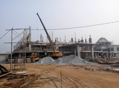 Kuala Lumpur, Malezya-25 Ağustos 2017: gün boyunca Inşaat alanı devam ediyor. Binanın yapısının inşası devam ediyor.