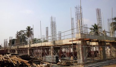 Kuala Lumpur, Malezya-25 Ağustos 2017: gün boyunca Inşaat alanı devam ediyor. Binanın yapısının inşası devam ediyor.