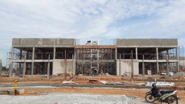 Kuala Lumpur, Malezya-25 Ağustos 2017: gün boyunca Inşaat alanı devam ediyor. Binanın yapısının inşası devam ediyor.