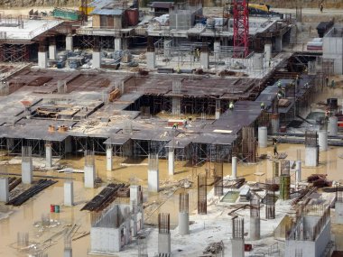 Kuala Lumpur, Malezya-25 Ağustos 2017: gün boyunca Inşaat alanı devam ediyor. Binanın yapısının inşası devam ediyor.