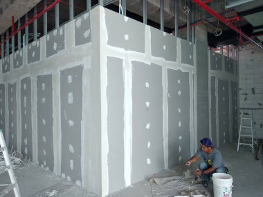 Kuala Lumpur, Malezya-12 Nisan 2018: şantiye inşaat işçileri tarafından devam eden drywall montaj çalışmaları. Bu iç duvar için bölme yapmak için en kolay ve en ucuz yoldur. 