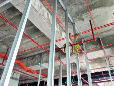 Kuala Lumpur, Malezya-12 Nisan 2018: şantiye inşaat işçileri tarafından devam eden drywall montaj çalışmaları. Bu iç duvar için bölme yapmak için en kolay ve en ucuz yoldur. 
