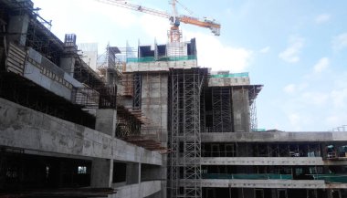 Kuala Lumpur, Malezya-31 Temmuz 2017: yüksek artış kat mülkiyeti veya daire yapım aşamasında. Tasarım modern cephe tasarımı ile tanıttı. Malezya kentsel alanda popüler yüksek doğmak daire. 