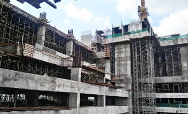 Kuala Lumpur, Malezya-31 Temmuz 2017: yüksek artış kat mülkiyeti veya daire yapım aşamasında. Tasarım modern cephe tasarımı ile tanıttı. Malezya kentsel alanda popüler yüksek doğmak daire. 