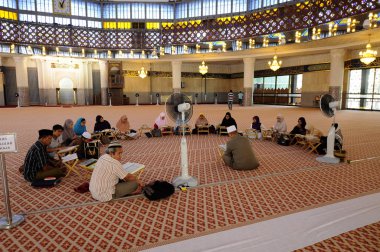 Kuala Lumpur, Malezya 05 Ocak 2015: Malezya ulusal Camii içinde din okuyan insanlar grup Ocak 05, 2015 Kuala Lumpur, Malezya.  