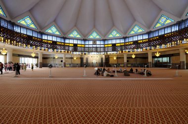 Kuala Lumpur, Malezya 05 Ocak 2015: National Mosque Mescid Negara ve Malezya iç. Kuala Lumpur, Malezya içinde bulunan Camii. 1965 yılında inşa edilmiş ve 15.000 kişi kapasiteli. 