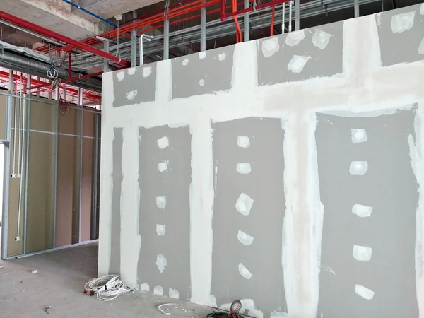 Kuala Lumpur, Malezya-12 Nisan 2018: şantiye inşaat işçileri tarafından devam eden drywall montaj çalışmaları. Bu iç duvar için bölme yapmak için en kolay ve en ucuz yoldur. 