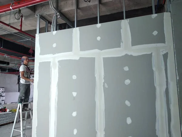马来西亚吉隆坡 2018年4月12日 施工工人正在施工现场进行干墙安装工作 这是最简单和最便宜的方法来做隔断的内墙 — 图库照片